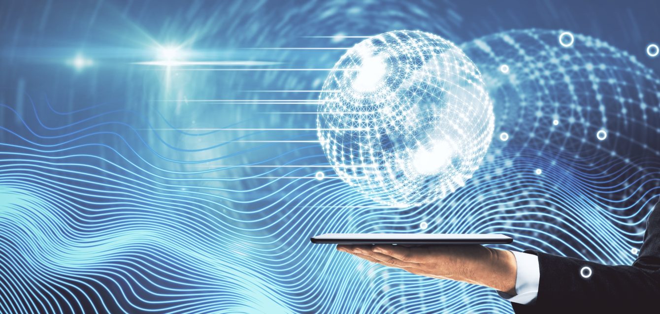 businessman-hand-holding-tablet-with-creative-glow-2026-01-11-08-42-54-utc Empresario con tablet y holograma de globo terráqueo luminoso