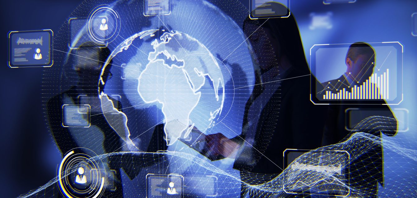 Equipo de profesionales trabajando con interfaz digital colaborativa