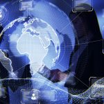 Equipo de profesionales trabajando con interfaz digital colaborativa