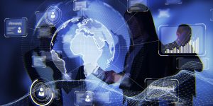 Equipo de profesionales trabajando con interfaz digital colaborativa