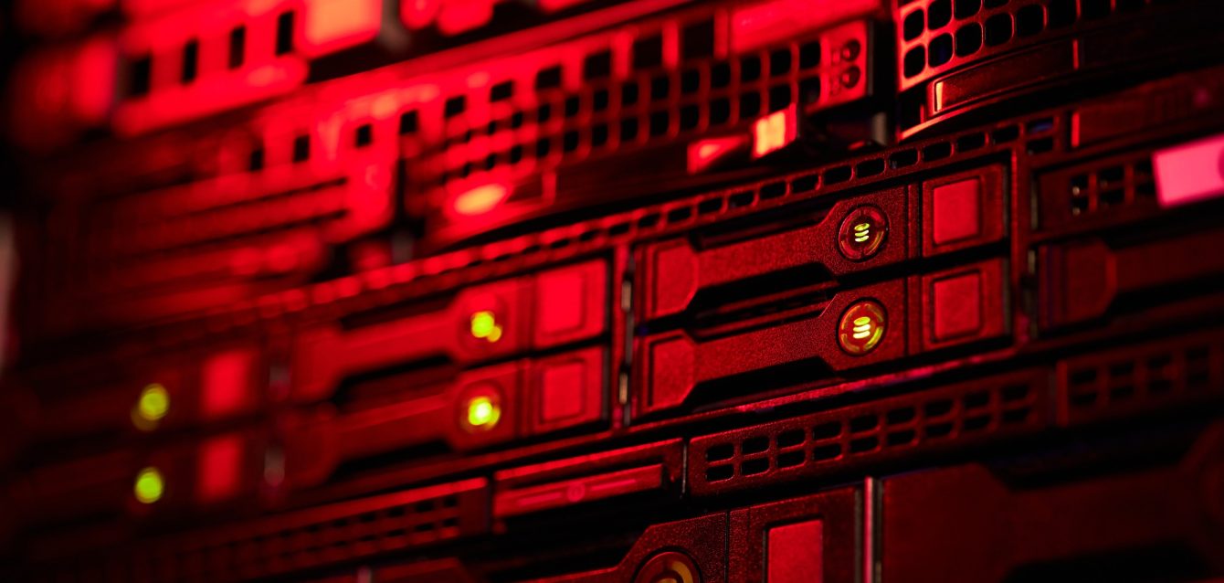 Interior de centro de datos con servidores y discos duros