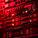 Interior de centro de datos con servidores y discos duros
