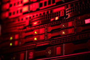 Interior de centro de datos con servidores y discos duros