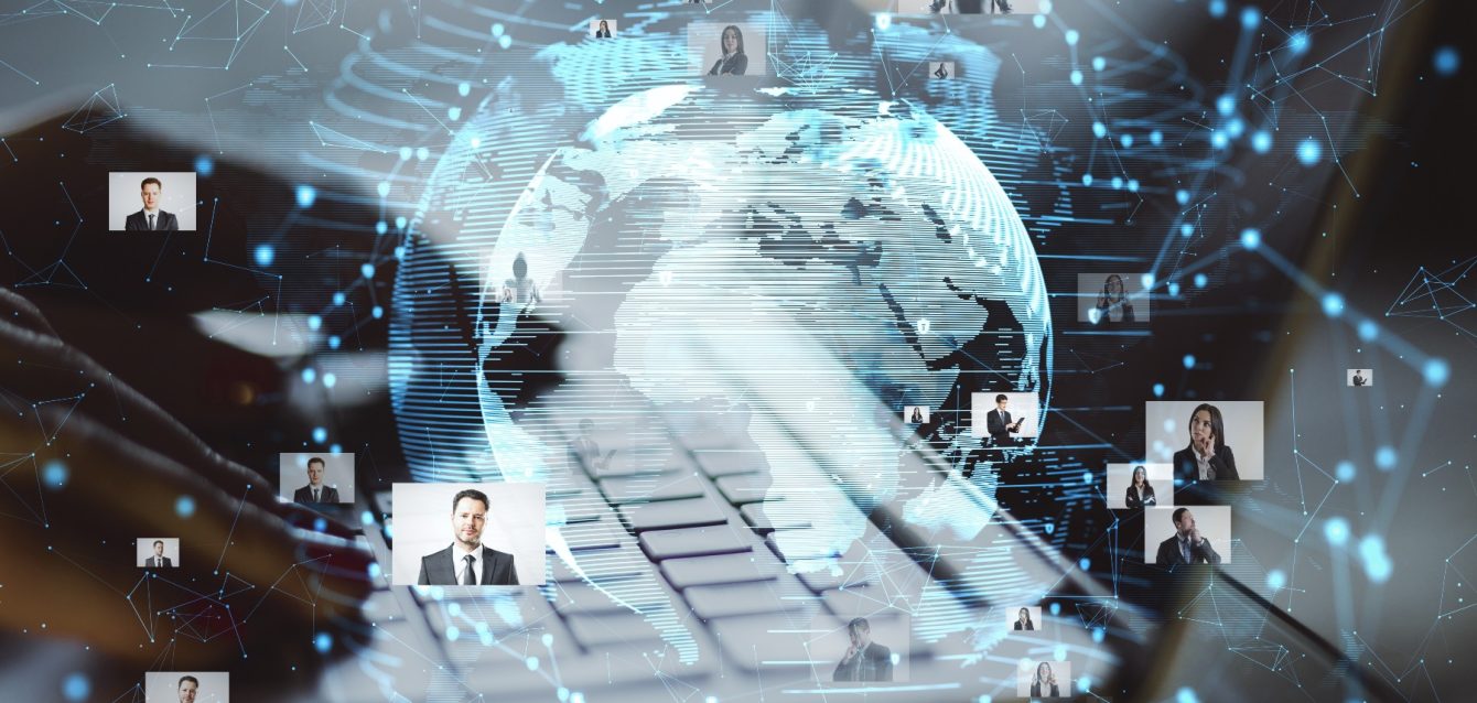 Persona usando portátil con interfaz de análisis de datos