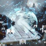 Persona usando portátil con interfaz de análisis de datos