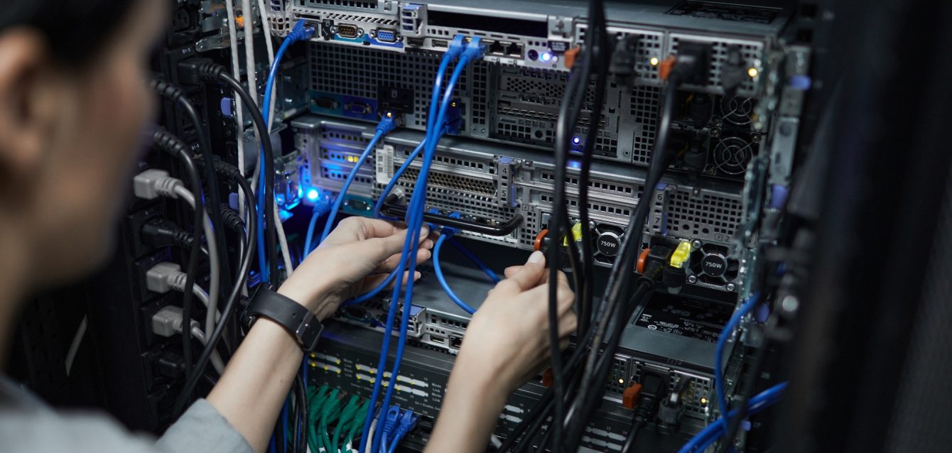Ingeniera de redes trabajando en centro de datos