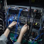 Ingeniera de redes trabajando en centro de datos