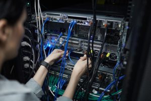 Ingeniera de redes trabajando en centro de datos