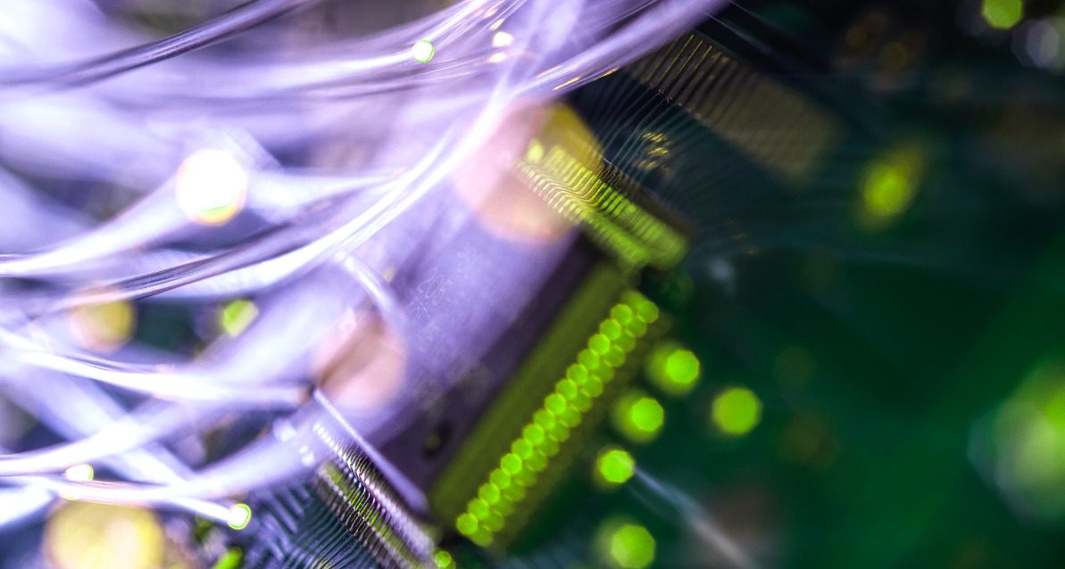 fibre-optics-carrying-data-passing-through-electro-2026-03-25-06-31-53-utc Fibra óptica transmitiendo datos a través de circuitos electrónicos