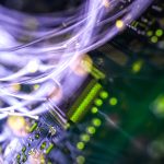 Fibra óptica transmitiendo datos a través de circuitos electrónicos