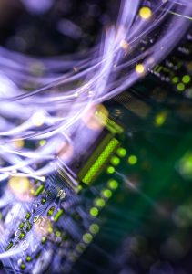 Fibra óptica transmitiendo datos a través de circuitos electrónicos