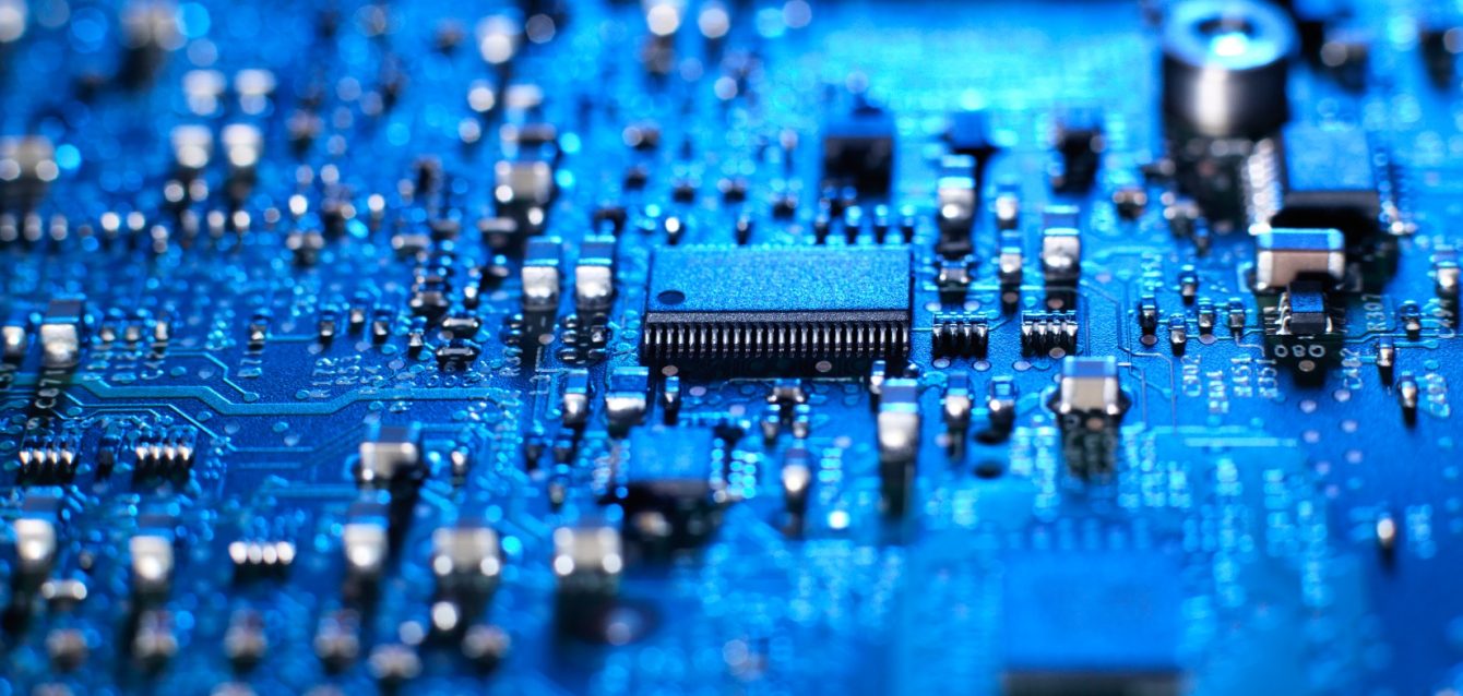 Interior de portátil mostrando chips y placa de circuito