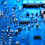 Interior de portátil mostrando chips y placa de circuito