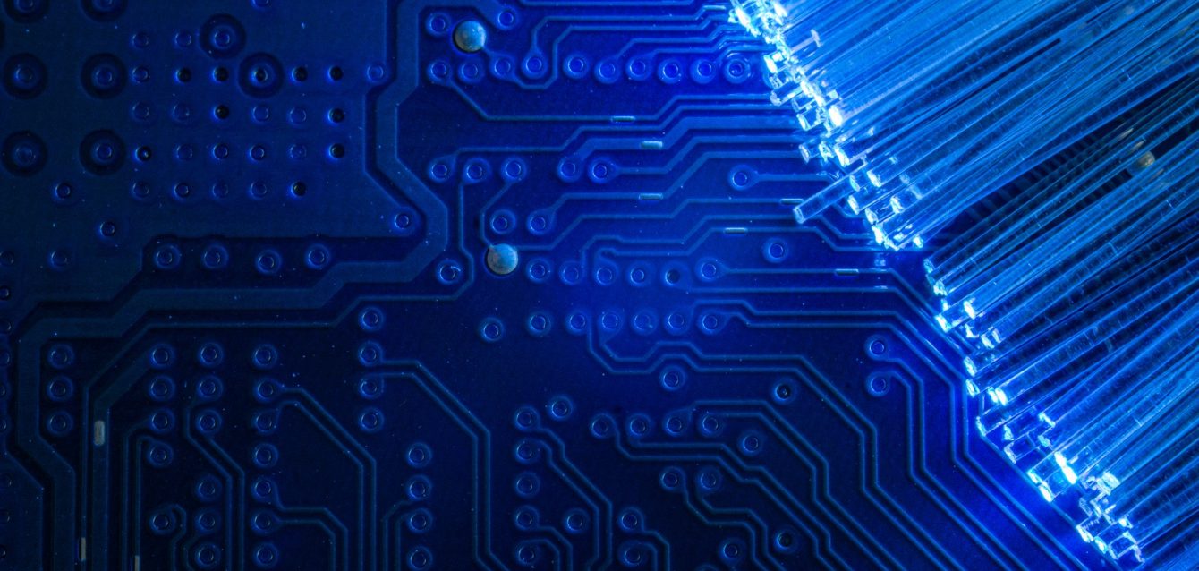 Circuito impreso y fibra óptica para infraestructura de red