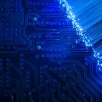 Circuito impreso y fibra óptica para infraestructura de red