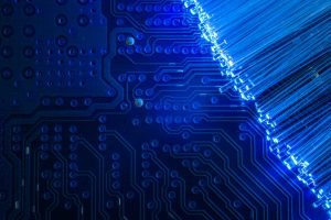 Circuito impreso y fibra óptica para infraestructura de red