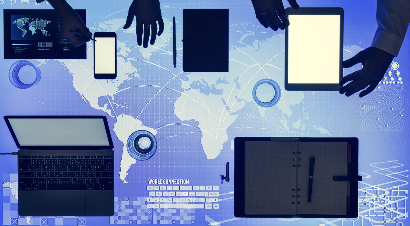 Equipos informáticos y dispositivos de una empresa vistos desde arriba